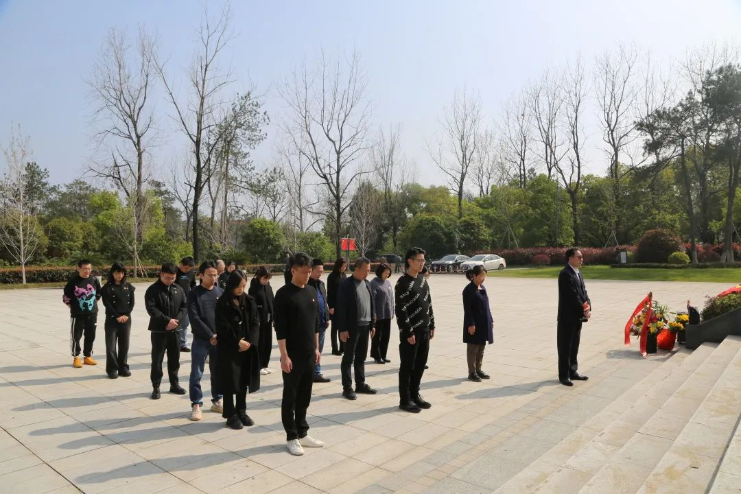 弘揚(yáng)傳統(tǒng)精神，緬懷革命先烈 | 集團(tuán)黨總支開展清明祭掃革命先烈活動(dòng)